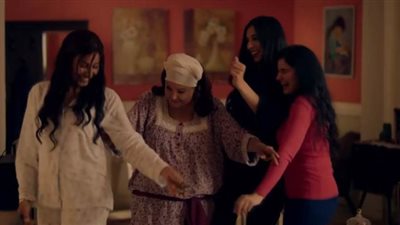 دينا الشربيني ترقص بالصاجات مع رجاء الجداوي في لعبة النسيان | فيديو