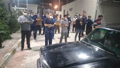 الطاقم الطبي بمستشفى العجمي يؤدي صلاة الجنازة على مسنة توفيت بكورونا | صور