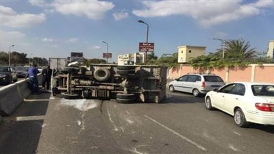 انقلاب سيارة محملة بزيت تمويني قادمة من الإسكندرية بصحراوي سوهاج