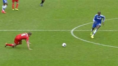 في مثل هذا اليوم.. انزلقت قدم جيرارد فقضت على أحلام ليفربول