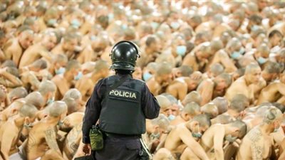 بالملابس الداخلية.. صور صادمة من داخل سجون السلفادور