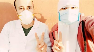 لمّة العيلة في زمن الكورونا.. طبيب وزوجته الممرضة وشقيقها يكافحون الفيروس في النجيلة | صور