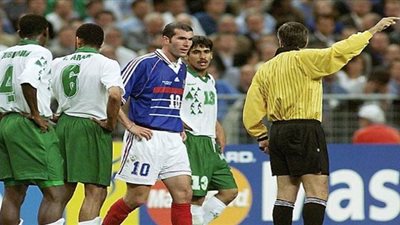 زيدان يعتدي على لاعب عربي في طريقه لرفع الكأس الذهبية بمونديال 1998 | فيديو