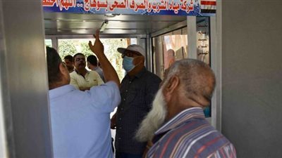 تركيب بوابات إلكترونية لتعقيم المترددين على شركة مياه سوهاج | صور