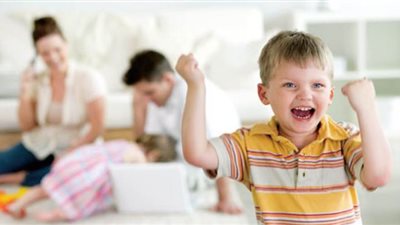 4 طرق لتعديل السلوك العنيف لدى طفلك