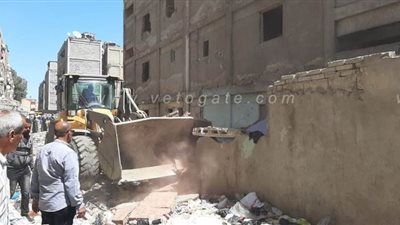 هدم وإزالة 5 عشش بمنطقة العشر عمارات في بورسعيد | فيديو وصور