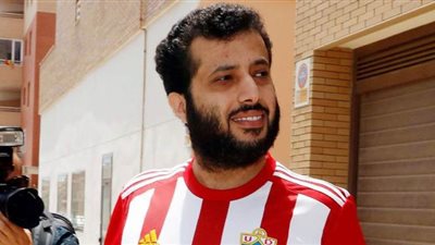 تركي آل الشيخ يجدد عقد حارس ألميريا عبر واتساب