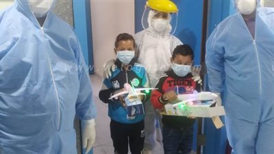 العاملون بمستشفى العجمي يوزعون فوانيس وألعابا على الأطفال المصابين بكورونا| صور