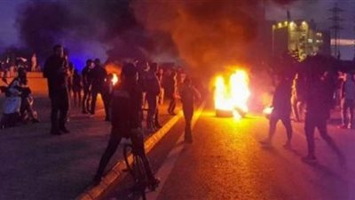 لبنان يشتعل.. إلقاء قنابل حارقة على مصرف بصيدا والتجمهر أمام منازل مسئولين