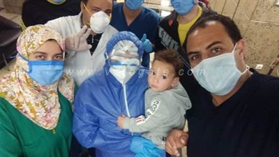 بينهم طفل رضيع.. خروج 3 حالات بعد تعافيهم من كورونا بمستشفى قها