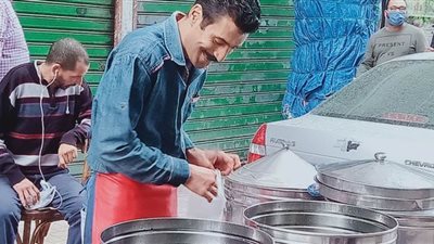 مكسبها حلو.. حكاية خالد مصطفى مع بيع العصائر الرمضانية في الاسكندرية | صور