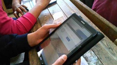 طلاب الصف الأول الثانوى يؤدون امتحان نهاية العام في اللغة العربية من المنزل