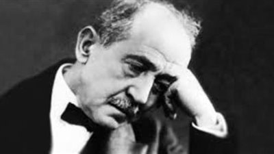 عباس العقاد يعارض مبايعة أحمد شوقى أميرا للشعراء