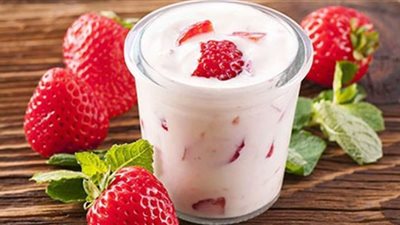 طريقة عمل الزبادي بالفراولة | فيديو