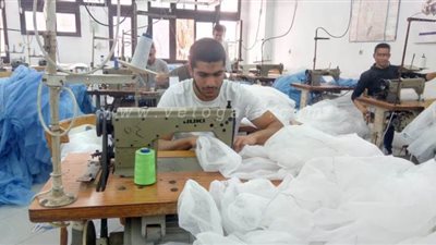 جامعة حلوان تصنع ما يقرب من ٢٠ ألف كمامة أسبوعيا