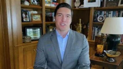 مراسل قناة أمريكية يظهر على الهواء مباشرة دون بنطلون | فيديو