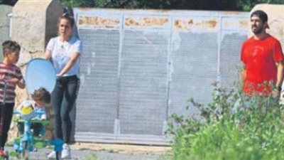 سواريز يتنزه مع أسرته بعد تخفيف إجراءات الحظر