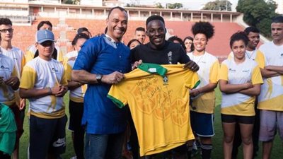 أسطورة البرازيل يشارك في برنامج توعية قبل مونديال 2022 في بث مباشر للتوعية | صور