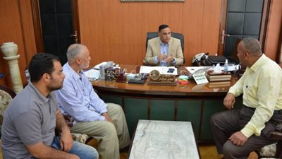 محافظ الدقهلية يستقبل أسرة شهيد الأحمدية ويطلق اسمه على مدرسة القرية | صور