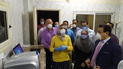 نائب محافظ الوادى الجديد تتابع تشغيل جهاز تحليل الـ pcr بمستشفى الداخلة