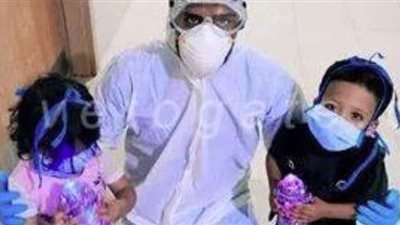 أطباء العزل فى أسوان يوزعون فوانيس رمضان على الأطفال مصابي كورونا