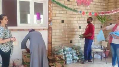 معلمتان قبطيتان تشاركان في توزيع 