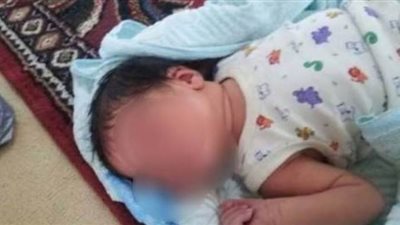 النيابة تستمع لأقوال المبلغين في واقعة العثور على طفل رضيع داخل حقيبة بالصف