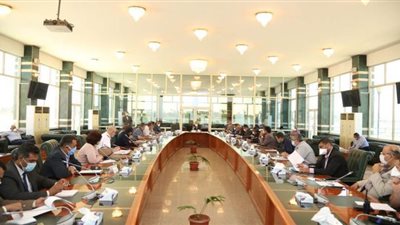 محافظ قنا يجتمع بالقيادات التنفيذية بالمحافظة