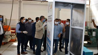 تصنيع 40 بوابة تعقيم ذاتي شهريا بالمجمع التكنولوجي بالفيوم