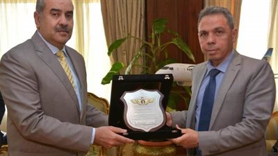محمد منار يكرم رئيس مستشفى مصر للطيران السابق