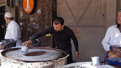 في حي ريا وسكينة.. القطايف والكنافة قبلة الإسكندرانية بزمن الكورونا | صور