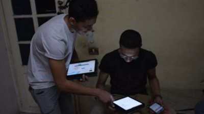 طلاب الصف الثاني الثانوي يؤدون امتحان اللغة العربية عبر التابلت | صور