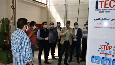 محافظ الفيوم يتفقد ورش صناعة بوابات التعقيم الذاتي بمجمع التعليم التكنولوجي بدمو