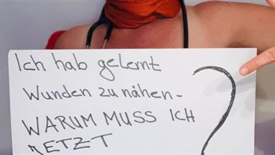 أطباء يتظاهرون عراة لنقص معدات الحماية ضد 