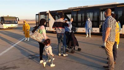 مطار مرسى علم يستقبل ٧٥ مصريا من جنوب أفريقيا