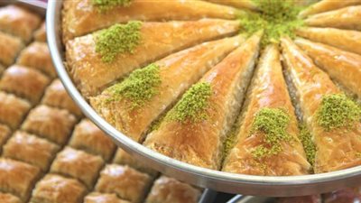 لمحبي الحلويات.. طريقة عمل الجلاش بالكريمة والتمر | فيديو