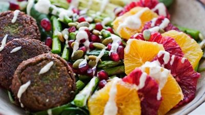 طريقة عمل سلطة الطعمية بالحمص | فيديو