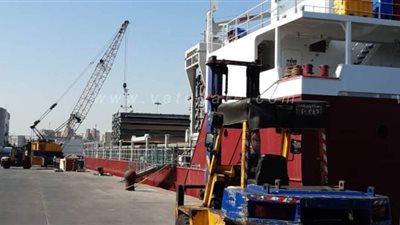 نشاط في حركة السفن والشاحنات وأعمال الشحن والتفريغ بميناء الإسكندرية