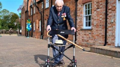 توم مور.. حكاية مسن بريطاني جمع 30 مليون جنيه لمكافحة كورونا | فيديو 