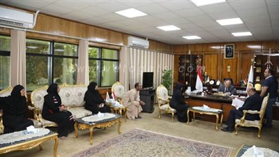 محافظ قنا يستقبل عددا من المواطنين بمكتبه للاستماع إلى شكواهم | صور