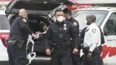 اكتشاف 60 جثة داخل 4 شاحنات بالقرب من مكتب للدفن بنيويورك | صور