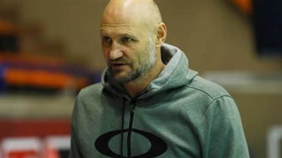 مدرب يد الأهلي يتابع تدريبات لاعبيه من المنزل