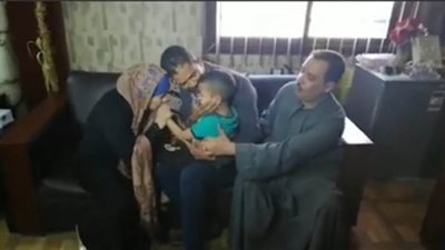 لحظة إعادة طفل سوهاج المختطف.. وأسرته تشكر الداخلية | فيديو