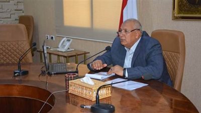 محافظ الوادي الجديد يتابع مستجدات كورونا وملف التعديات علي أراضي الدولة