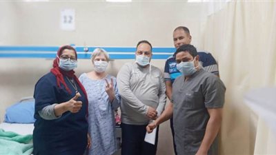 طبيب يتبرع بسريره الخاص في مستشفى العزل لسيدة حامل بالأقصر