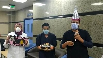 الطاقم الطبي بمستشفى عزل أبوتيج يحتفل بعيد ميلاد رضيعة مصابة بكورونا | فيديو