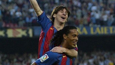 ميسي يحتفل بمرور 15 عاما على أول هدف له مع برشلونة | فيديو