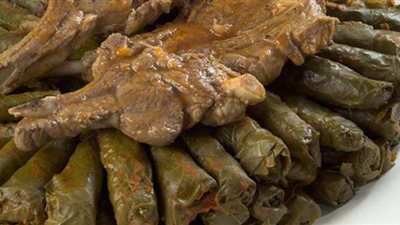 طريقة عمل طاجن ورق عنب بالريش | فيديو