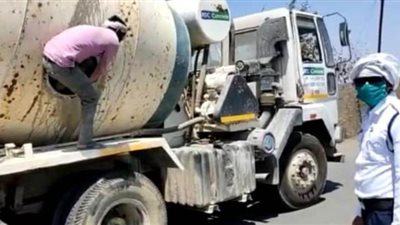 الشرطة الهندية تعترض محاولة تهريب 18 عاملا داخل خلاط أسمنتي| فيديو وصور