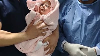 لحظة خروج رضيع مصاب بفيروس كورونا بعد تعافيه في الدقهلية | فيديو